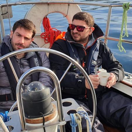 Tobias au volant avec Michi comme conseiller avec du café