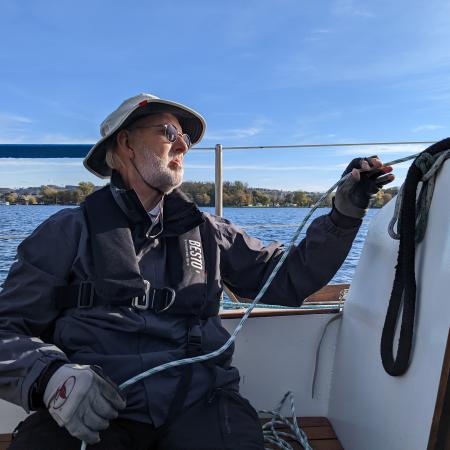 Olivier contrôle la voile
