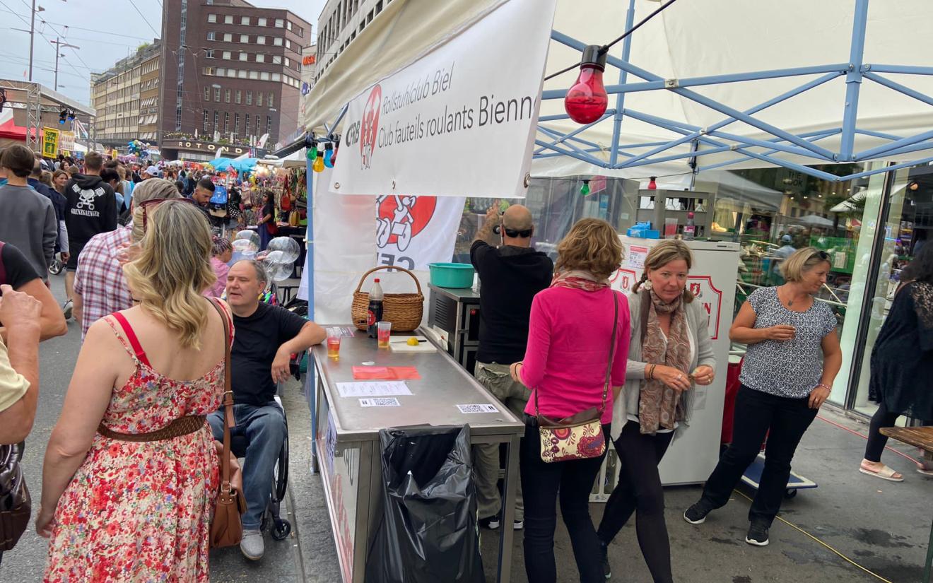 Braderie 2023 - Stand mit Helfer & Besucher